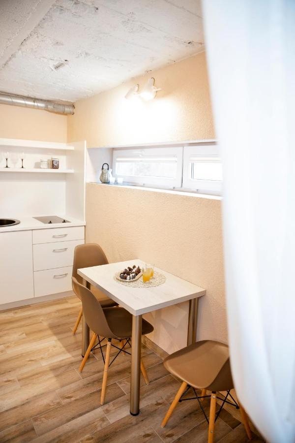 Apartment In Garage With Free Parking คอนัส ภายนอก รูปภาพ