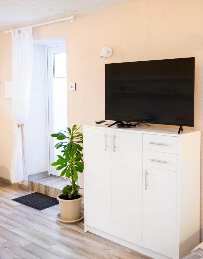 Apartment In Garage With Free Parking คอนัส ภายนอก รูปภาพ