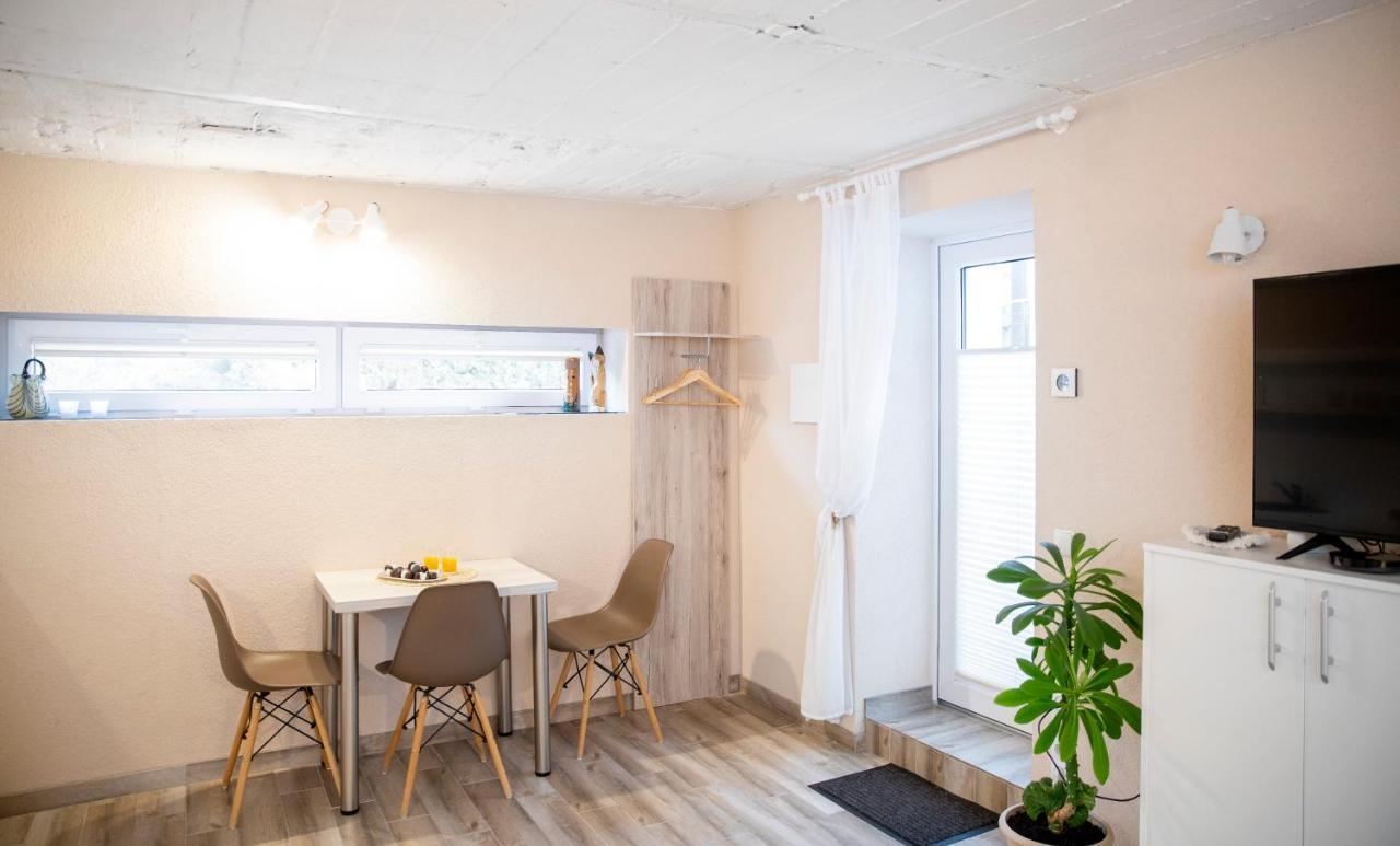 Apartment In Garage With Free Parking คอนัส ภายนอก รูปภาพ