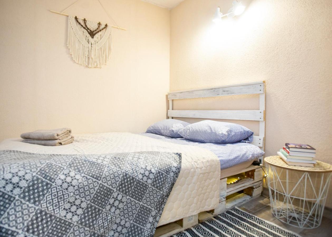 Apartment In Garage With Free Parking คอนัส ภายนอก รูปภาพ