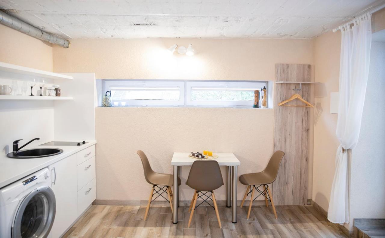 Apartment In Garage With Free Parking คอนัส ภายนอก รูปภาพ