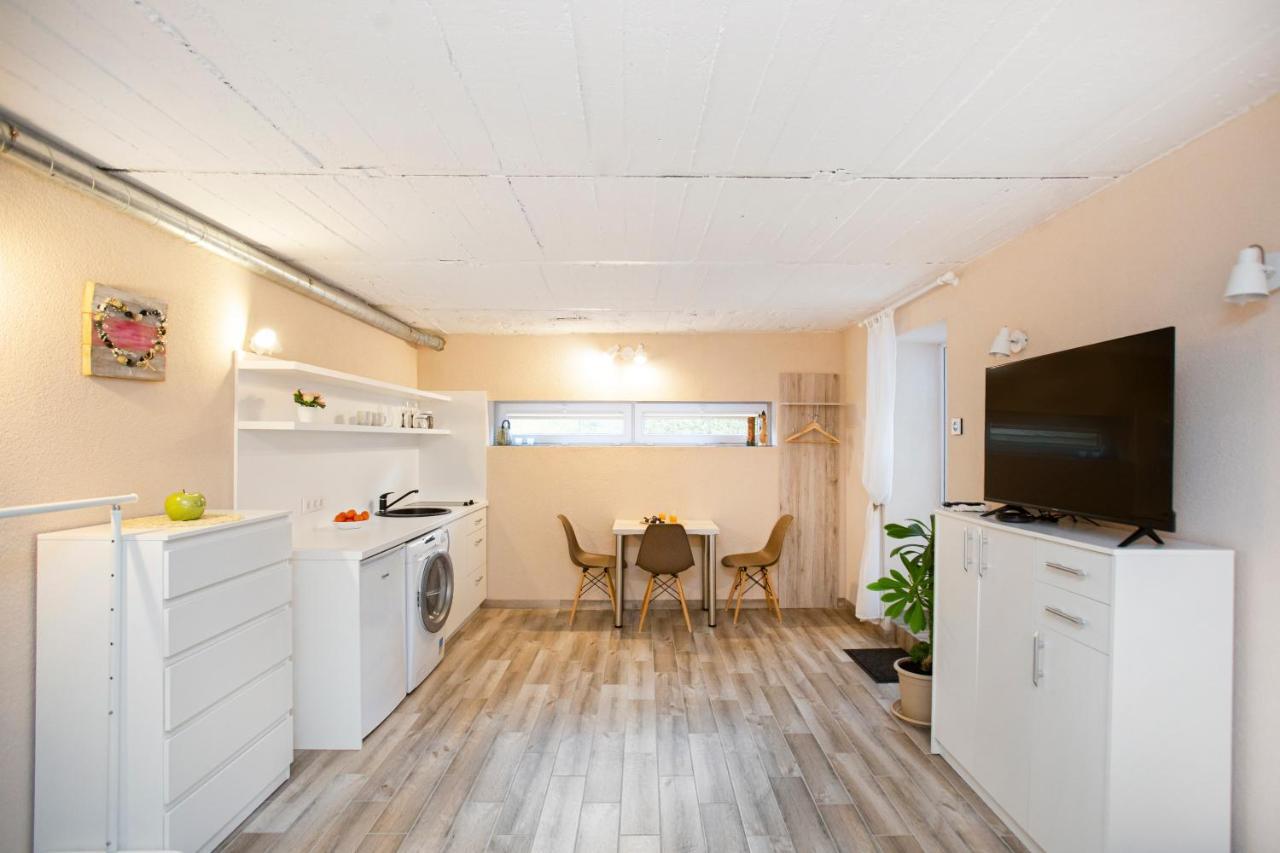 Apartment In Garage With Free Parking คอนัส ภายนอก รูปภาพ